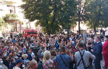 В Черновцах работники образования и родители митинговали против дистанционного обучения
