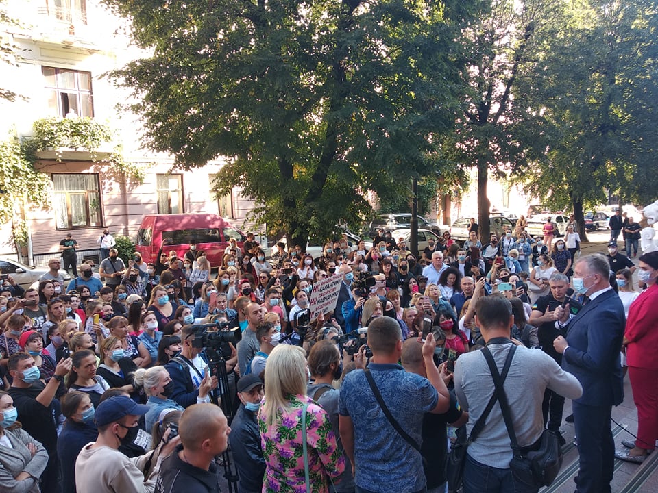 В Черновцах работники образования и родители митинговали против дистанционного обучения