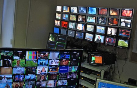 На каналах Ахметова та Пінчука не з’являються спікери ОПЗЖ: передвиборчий моніторинг телеканалів