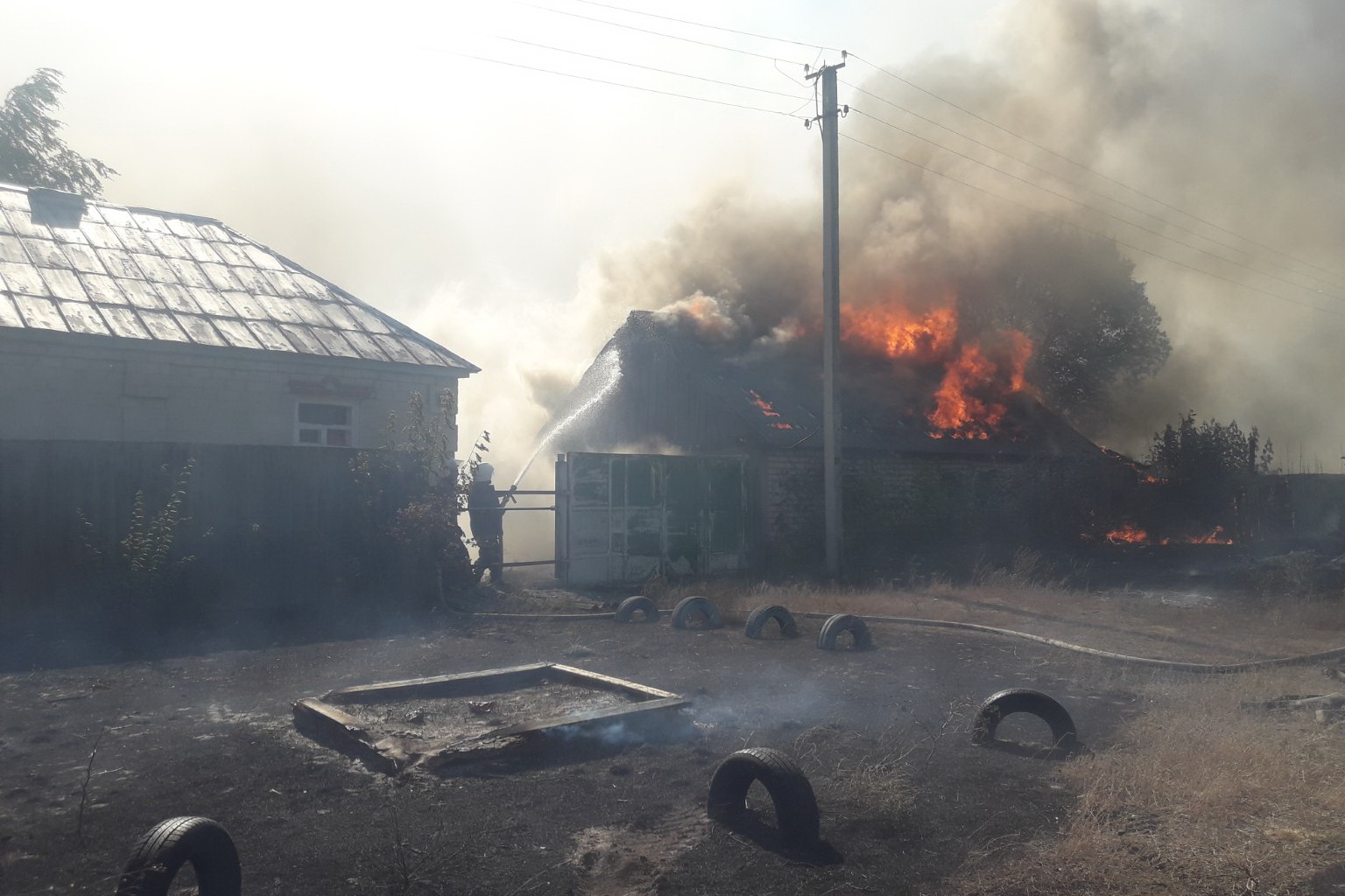 Пожежі на Харківщині: згоріли три будинки, жителів Горобівки частково евакуювали (фото)