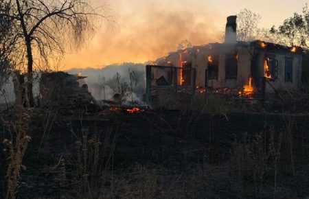 Во время пожара на линии разграничения под Попасной сгорели дома (фото)