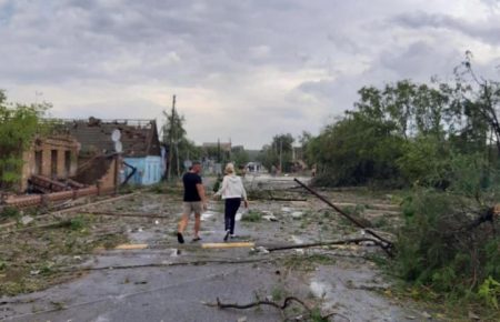 Ураган у Великій Олександрівці на Херсонщині: пошкоджені будівлі та повалені дерева
