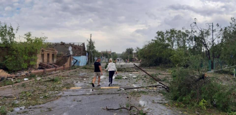 Ураган у Великій Олександрівці на Херсонщині: пошкоджені будівлі та повалені дерева