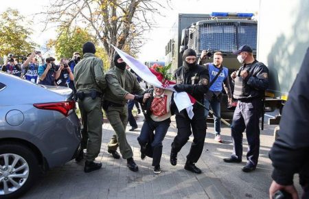 У Мінську силовики затримали понад сотню учасниць протесту — ЗМІ