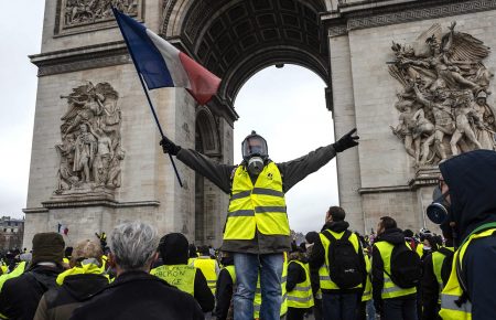 Поліція Парижа затримала понад 250 «жовтих жилетів»