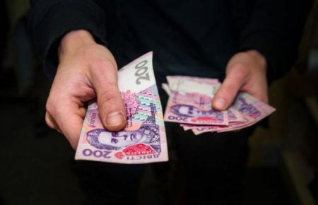 У Миколаєві агітаторка «Слуги народу» пропонувала спостерігачу гроші за контакти виборців та голосування