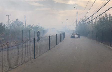 В Станично-Луганском районе огонь подступает к электроподстанциям, детонируют неразорвавшиеся боеприпасы