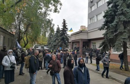 Біля Шевченківського суду активісти вимагають звільнити Антоненка