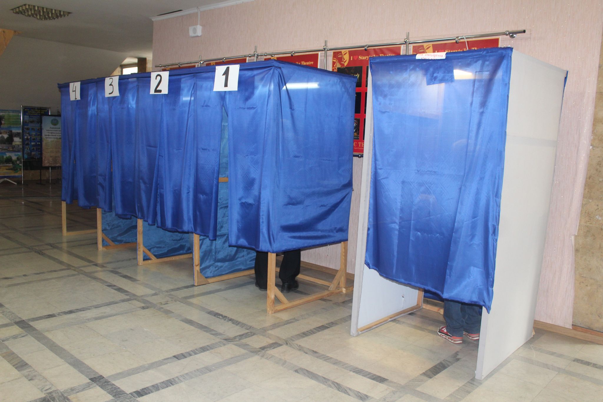 В селе Бубновка на Хмельнитчине «5 вопросов от президента» задают на избирательном участке — ОПОРА