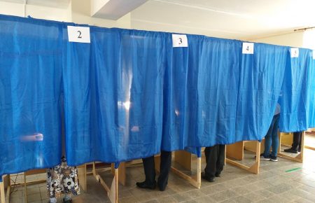 На Кіровоградщині одна з дільниць відкрилася із запізненням, а виборча комісія розпочала роботу з двома головами