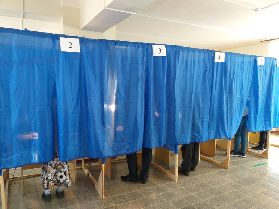На Кіровоградщині одна з дільниць відкрилася із запізненням, а виборча комісія розпочала роботу з двома головами