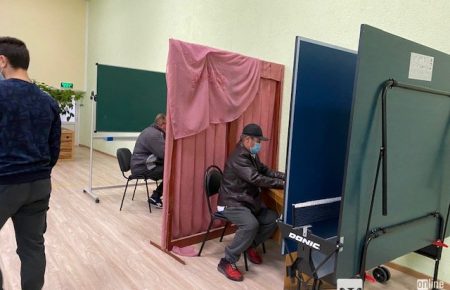 «Частково відсутні кабінки для голосування»: у Житомирі заявляють про неготовність виборчих дільниць