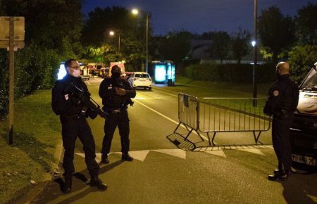 Убивство вчителя під Парижем: у справі затримали 11 людей