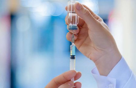 У Росії заявили про початок випробувань у Петербурзі нової вакцини від коронавірусу