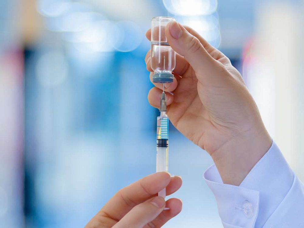 У Росії заявили про початок випробувань у Петербурзі нової вакцини від коронавірусу