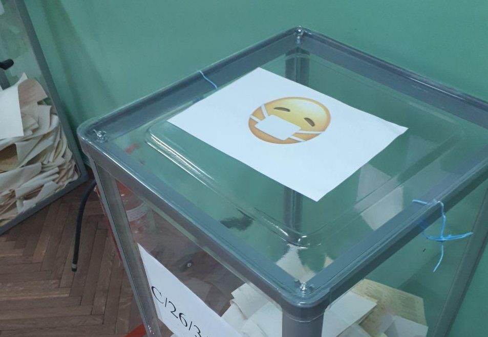 На дільниці у Києві заклеїли скриньку, бо «її буде важко піднімати, якщо продовжать кидати бюлетені» — ОПОРА