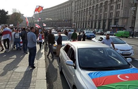 У Києві відбувся автопробіг на підтримку Азербайджану у конфлікті за Карабах, поліція затримала демонстрантів (ВІДЕО)