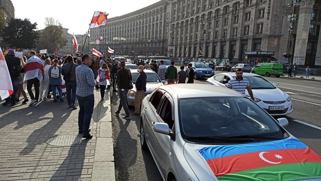 У Києві відбувся автопробіг на підтримку Азербайджану у конфлікті за Карабах, поліція затримала демонстрантів (ВІДЕО)