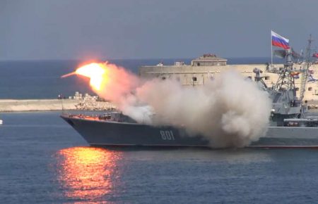 Росія проводить ракетні стрільби біля анексованого Криму