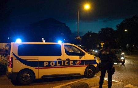 У Франції поліція застрелила підозрюваного у вбивстві вчителя, який розповідав учням про свободу висловлювань і показав карикатуру на пророка Мухамеда