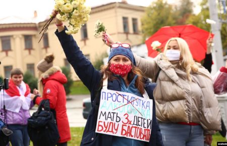 У Білорусі затримали щонайменше чотирьох учасниць жіночого маршу