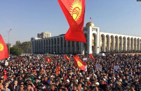 У Бішкеку силовики почали розганяти учасників протестів проти результатів виборів до парламенту Киргизстану