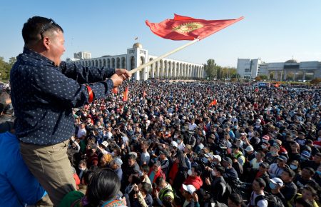 Президент Кыргызстана заявил о попытке переворота, оппозиция хочет новых выборов