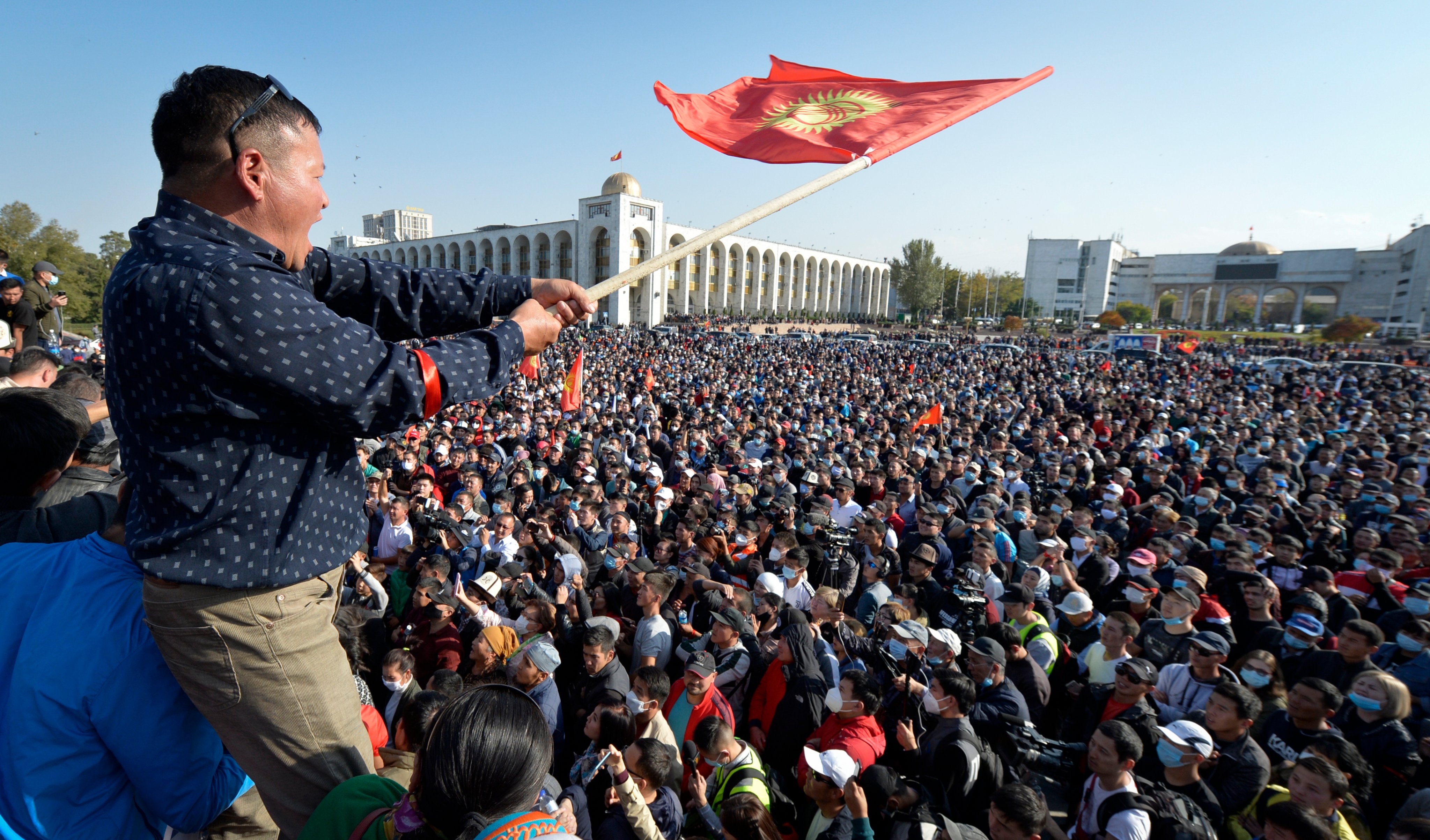 Президент Кыргызстана заявил о попытке переворота, оппозиция хочет новых выборов