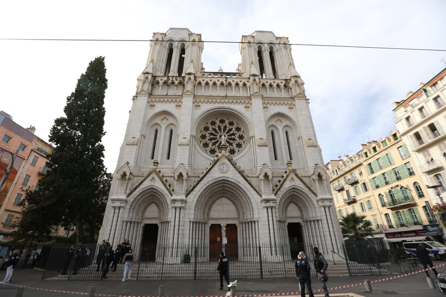 У Ніцці поліція затримала чоловіка, який з ножем напав на людей у церкві