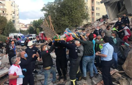 Сильное землетрясение магнитудой более 6,6 всколыхнуло Грецию и Турцию, есть погибшие (видео)