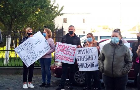 На Рівненщині протестували батьки дітей з рідкісними захворюваннями (фото)