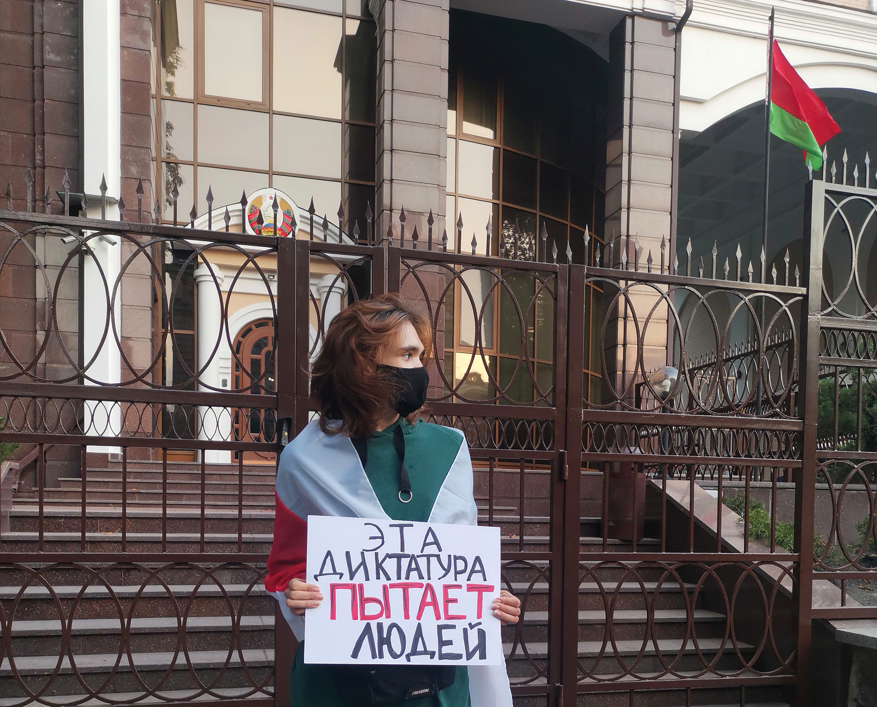 «Я протестую проти катувань»: правозахисниця вийшла на одиночний пікет під посольство Білорусі