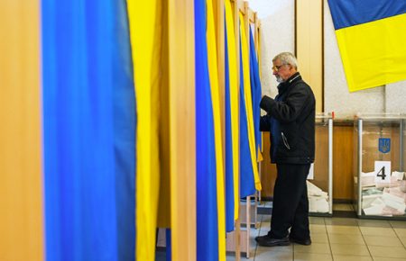 У Києві і двох областях поліція зафіксувала так звані «каруселі» на виборах, коли людей возять по регіонах