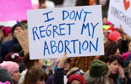 У Польщі обмежили право жінок на аборт