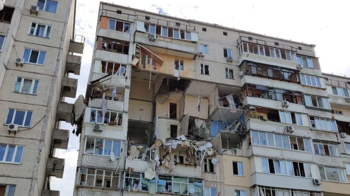 Взрыв в доме на Позняках: в одной из квартир спасатели обнаружили оружие и боеприпасы