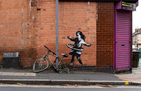 У Британії на стіні салону краси з'явилася нова робота вуличного художника Бенксі