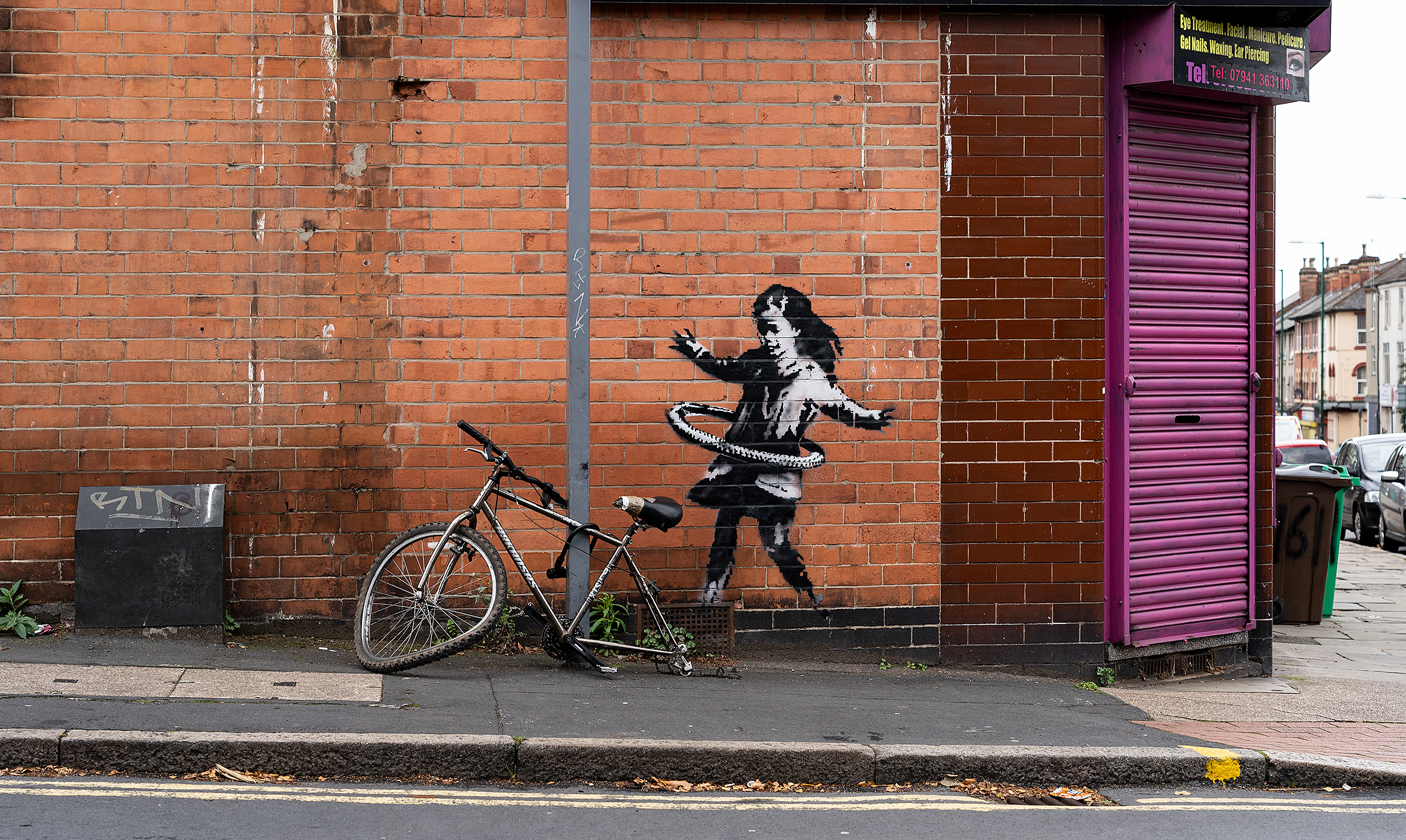 У Британії на стіні салону краси з'явилася нова робота вуличного художника Бенксі