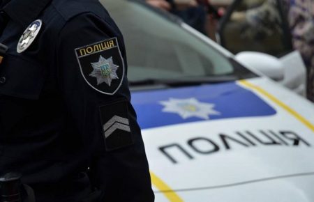 В Киеве мужчина ударил ножом волонтера партии «УДАР», пострадавший в реанимации — Кличко