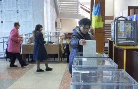 Українці не є «унікально дурними», порівняно з виборцями інших країн — соціальний психолог