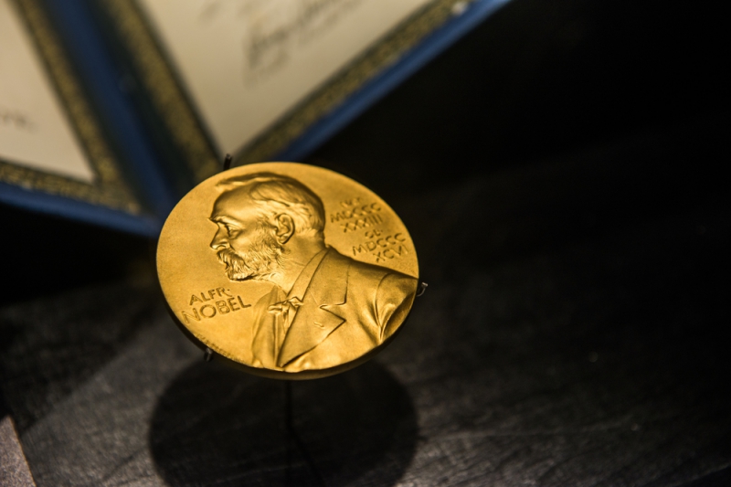 Нобелівський комітет вручив премії з фізики британцю, німцю та американці