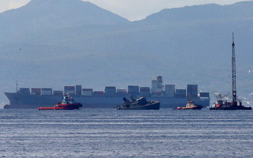 Грецький військовий корабель зіткнувся з торговим судном