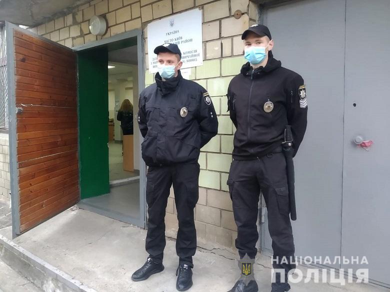 У Києві 6 виборчих дільниць почали працювати з запізненням, 2 — не відкрилися — поліція