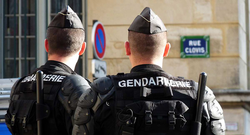 У Франції чоловік з ножем напав на поліцейських
