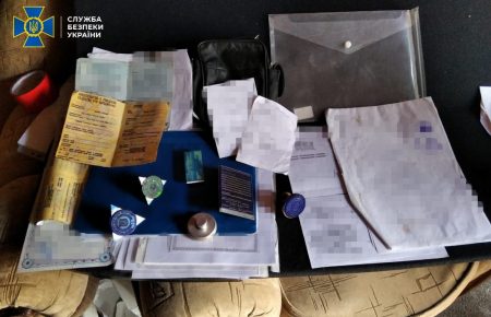 На Буковині співробітники ДМС видавали підробні українські паспорти для росіян та жителів окупованих територій