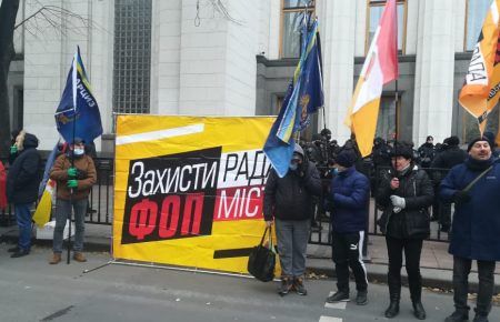 У центрі Києва відбуваються дві акції протесту: учасники перекрили вулицю Грушевського (ВІДЕО,ФОТО)