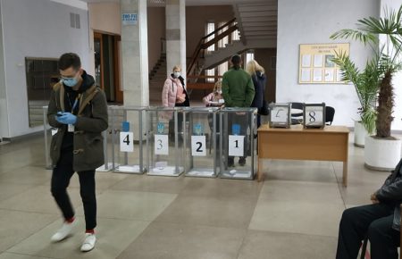 «Замінити маршрутки, упорядкувати ринки»: хто прийшов голосувати у другому турі виборів мера Луцька