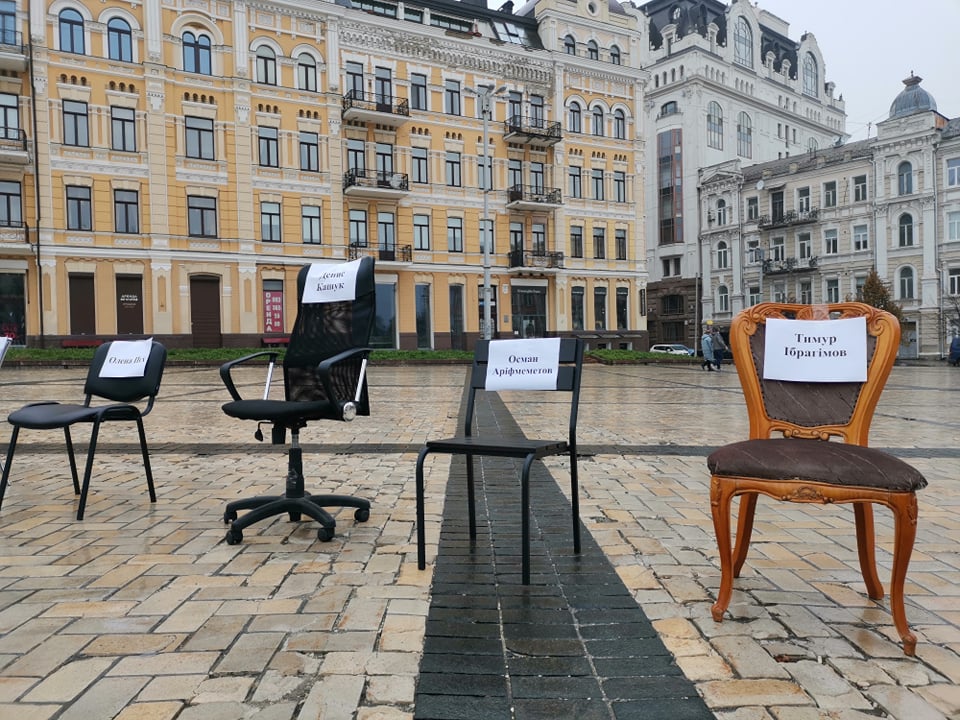 У Києві влаштували акцію «Порожні стільці» на підтримку українських в'язнів Кремля