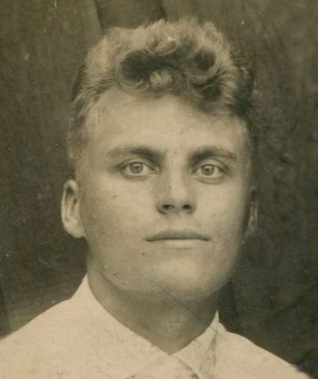 «Сотня голодных, полунеживых»: историки нашли стихи учителя, который писал о Голодоморе «Сотня голодных, полунеживых»: историки нашли стихи учителя, который писал о Голодоморе