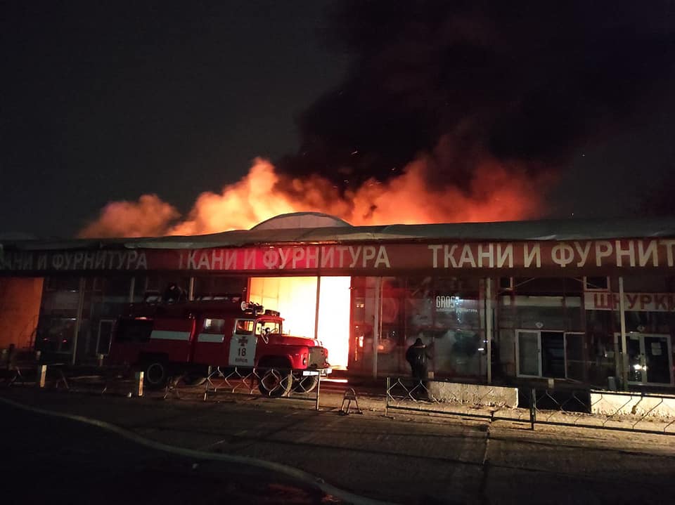 Пожар на рынке «Барабашово» в Харькове: сгорело 25 павильонов, администрация говорит о поджоге (ВИДЕО)