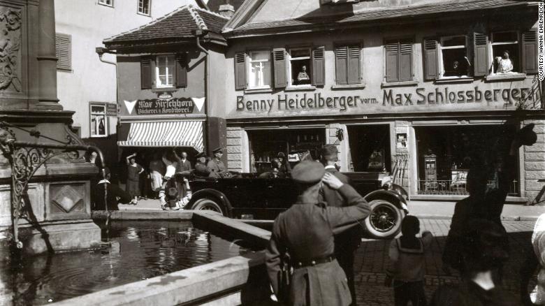Німець розшукав єврейську родину й вибачився за те, що його дідусь викупив їхній магазин